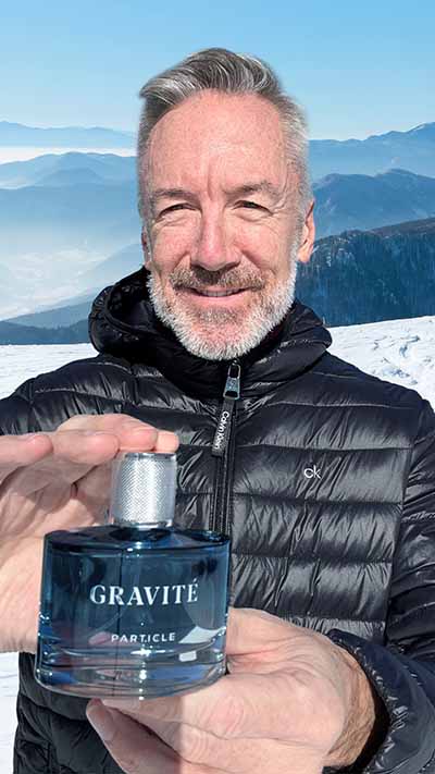 Gravité Particle bottle in the right hand of a man.